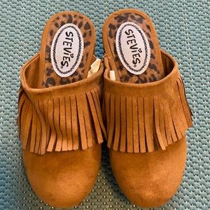 Stevies Brand clogs with fringe for kids. Size 1.